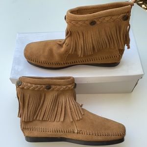 AUTH NIB MINNETONKA Hi-Top Back Zip Boot Taupe